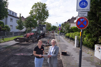 Bürgermeisterin und Mobilitätsdezernentin Sabine Groß (rechts) und Melanie Gessner, Leiterin der Abteilung Tiefbau der Stadtwerke Offenbach, vor der Baustelle in der Tempelseestraße an der Einmündung Lindenstraße.