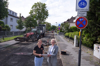 Bürgermeisterin und Mobilitätsdezernentin Sabine Groß (rechts) und Melanie Gessner, Leiterin der Abteilung Tiefbau der Stadtwerke Offenbach, vor der Baustelle in der Tempelseestraße an der Einmündung Lindenstraße.