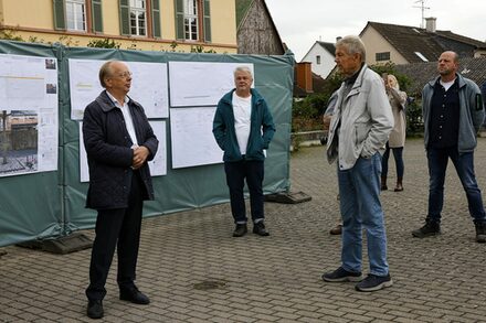 Planungs- und Baudezernent Paul-Gerhard Weiß und sein Team vom Amt für Planen und Bauen informieren über den Maindeich-Ausbau.