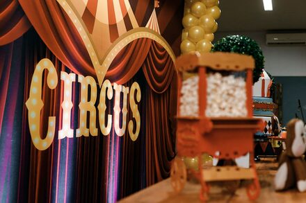 Bühne mit Vorhang und goldenen Buchstaben "Circus"