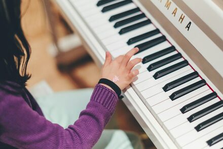 Mädchen spiel Klavier