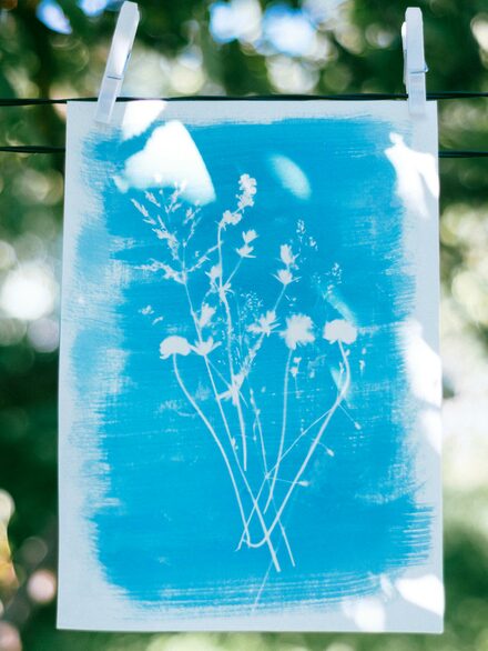 Papier hängt an Wäscheleine, blaue Farbe mit Blumenmuster