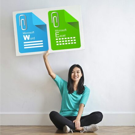junge Frau hält ein Schild hoch; darauf sieht man das Symbol für Windows Excel und Word