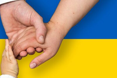 Helfende Hände über ukranischer Flagge