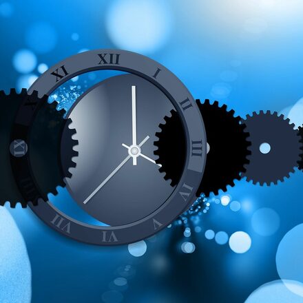 Grafik, die Zeit und Zukunft symbolisiert. Zu sehen ist eine Uhr mit römischen Zahlen und vier Zahnräder.