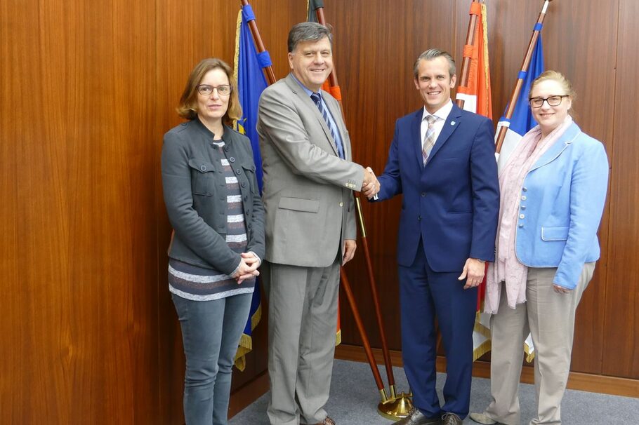Gruppenfoto mit dem argentinischen Botschafter und Oberbürgermeister
