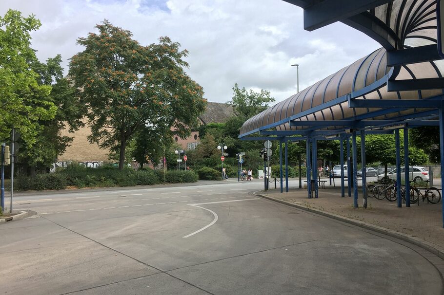 Blick auf den Busbahnhof und die Grünfläche