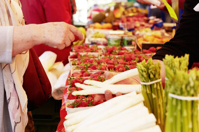 Spargel, Erdbeeren und andere Leckereien an einem Wochenmarktstand