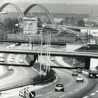 Blick auf das Kaiserleigebiet von 1970 mit unfertiger Autobahnbrücke.