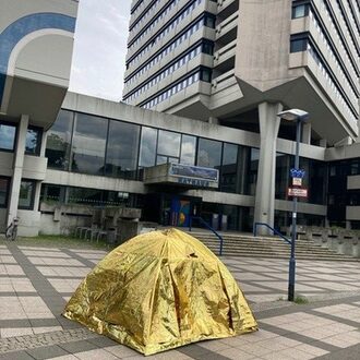 Goldenes Zelt vor dem Rathaus