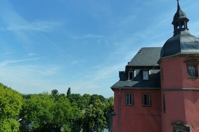 Blauer Himmel und Isenburger Schloss