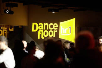 dancefloor-Logo und tanzende Menschen