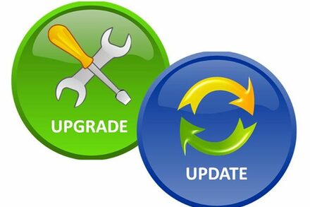zwei Symbole für Upgrade und Update mit Pfeilen und Schraubenschlüssel