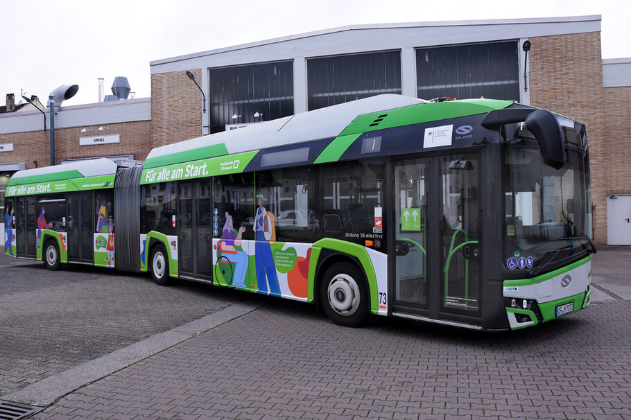 Bus mit bunter Beklebung auf dem Betriebshof der Stadtwerke