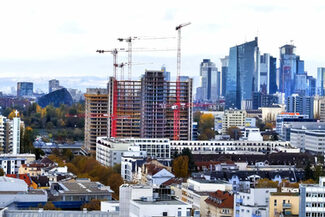 Blick von oben auf die KWU-Türme, im Hintergrund sind die Hochhäuser in Frankfurt zu erkennen.