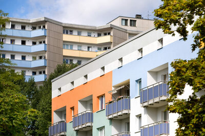 Eine farbig gestaltete Fassade einer Wohnsiedlung im Stadtteil Lauterborn.