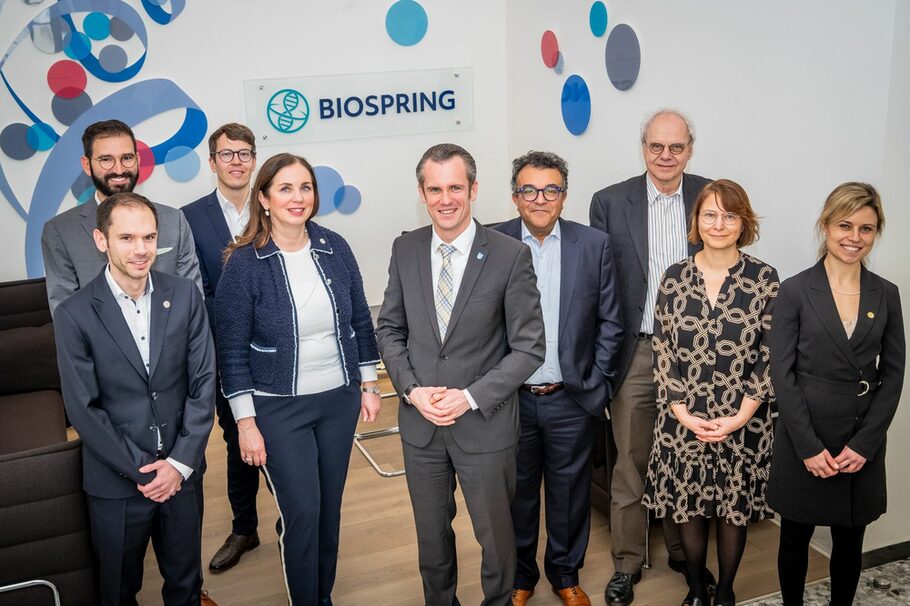 Gruppenfoto mit Oberbürgermeister Schwenke bei BioSpring.
