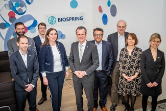 Gruppenfoto mit Oberbürgermeister Schwenke bei BioSpring.