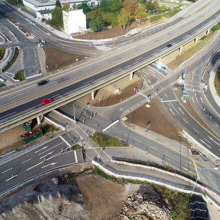 Luftbild von Straßen, die sich kreuzen und einer Autobahnbrücke.
