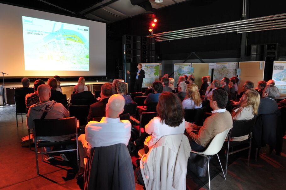 Redner und Publikum auf der Masterplan-Veranstaltung "Konzepte"