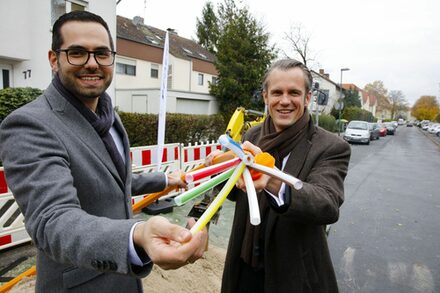Fuat Dular (Telekom) und OB Dr. Schwenke mit einem Glasfaserrohr.
