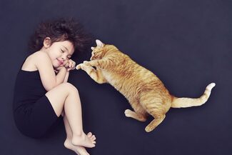 Ein Mädchen mit Katze
