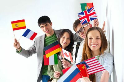 Gruppe junger Leute mit unterschiedlichen Flaggen