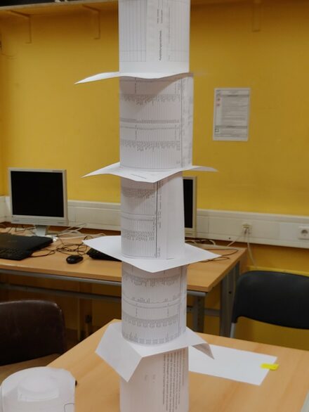 Ein während des Teamspiels "Turmbau" von Schülerinnen und Schülern konstruierter Turm