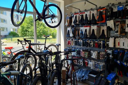 Blick in den Verkaufsraum des Rad und Triathlon Shops in Dietzenbach