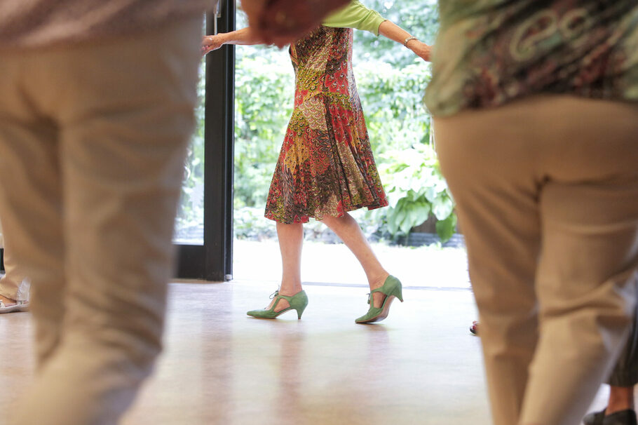Seniorinnen tanzen in einem Seniorentreff.
