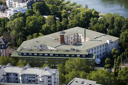 Luftbild vom Bernardbau, einem Industriedenkmal und ein Gebäudekomplex, mit einem Innenhof und dem Wasserturm.