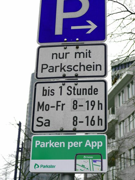 Verkehrsschild Parken mit Parkschein und dem Zusatz Perken per App.