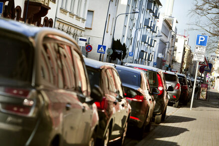 Autos parken in einer Straße in Offenbach.