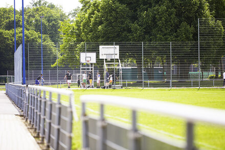 Jugendliche trainieren im Freien auf einem Basketballfeld im Sportzentrum Rosenhöhe in Offenbach.