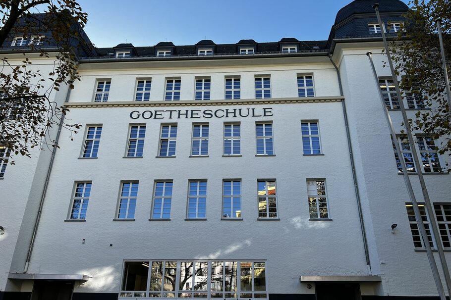 Frontalansicht des Schulgebäudes der Goetheschule