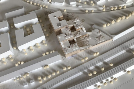 Modellfoto und Visualisierung eines Gebäudes von oben.