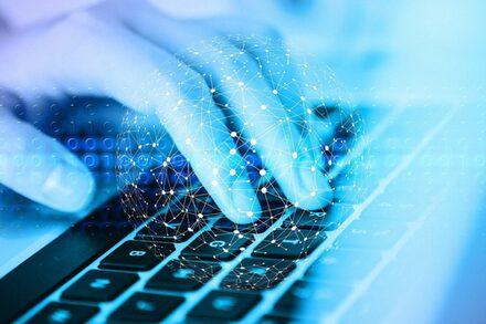 Symbolbild für Digitalisierung mit einer Hand auf einer Tastatur sowie einer "vernetzten" Weltkugel und Algorithmen im Hintergrund.