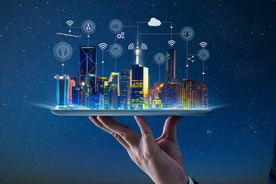 Symbolbild Digitalisierung: Eine Hand hält ein Tablet auf dem eine digital vernetzte Stadt steht.