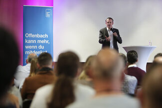 Oberbürgermeister Felix Schwenke steht auf der Bühne und eröffnet das Digital Forum.