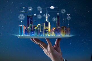 Eine Hand hält ein Tablet mit einer digitalen Stadt