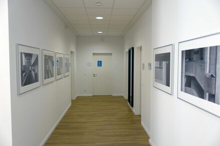 Vorraum des Trauzimmers mit Fotografien des Offenbacher Künstlers Thomas Lemnitzer zum Rathaus.