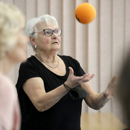 Ältere Dame mit einem Ball