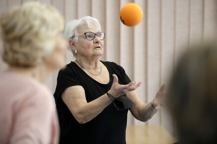 Ältere Dame mit einem Ball