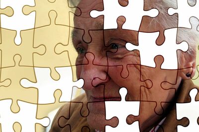Eine Seniorin als Puzzle mit fehlenden Teilen