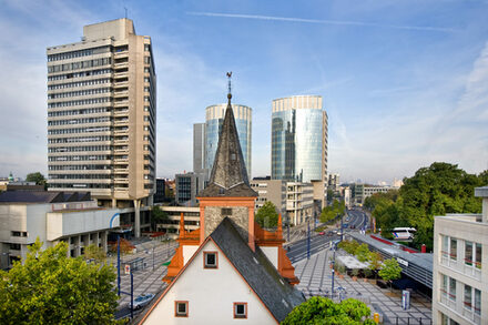Blick über die französisch-reformierte Kirche auf das Rathaus, und die Berliner Straße in Offenbach.