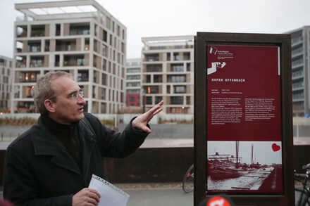 Ulrich Lemke erläutert die Entwicklung des Hafengebietes