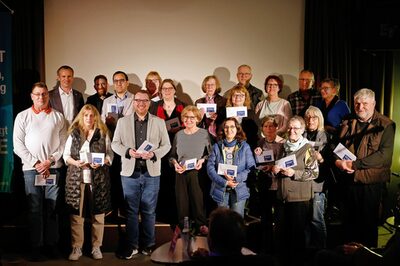Gruppenfoto mit Frauen und Männern, die die Ehrenamtskarte erhalten haben. Im Hintergrund sieht man OB Dr. Schwenke.