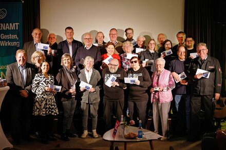 Gruppenfoto mit Frauen und Männern, die die Ehrenamtskarte erhalten haben. Zu sehen ist auch OB Dr. Schwenke.