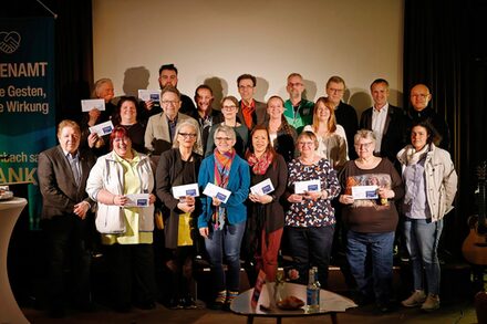 Gruppenfoto mit Frauen und Männern, die die Ehrenamtskarte erhalten haben. Im hinteren Bereich ist auch OB Dr. Schwenke zu sehen.