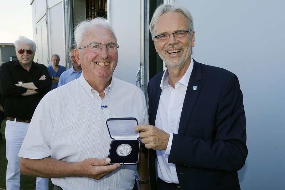 Oberbürgermeister Horst Schneider übergibt die Bürgermedaille an Walter Scheller